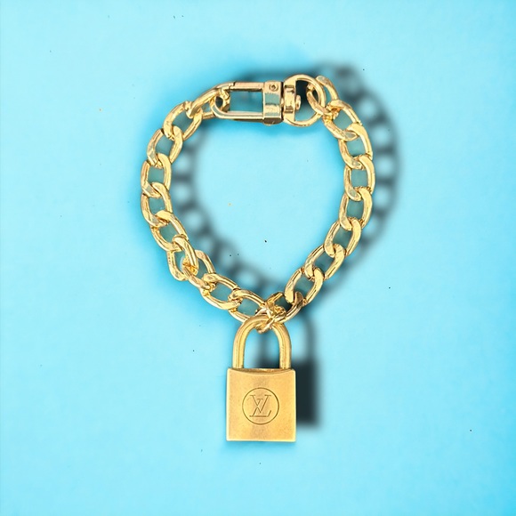 Louis Vuitton authentic padlock 🔒w/chain/clip bracelet exc condition #218 - Picture 2 of 5